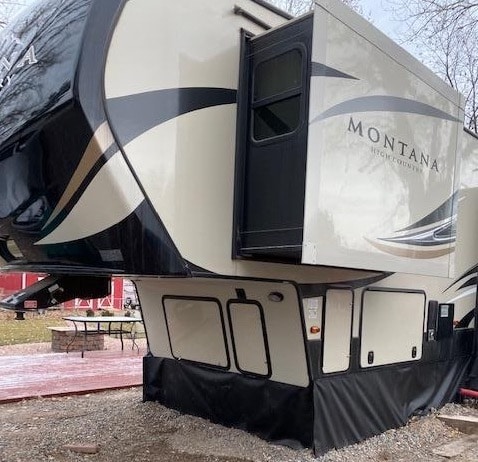 EZ Snap 5th Wheel Skirting Review Photo from James and Paula